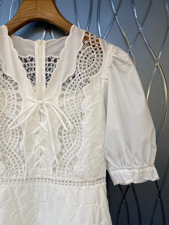 Женское Хлопковое платье с вышивкой Белое и черное ажурное V-образным вырезом