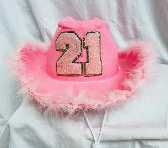 

Женская мягкая шляпа с широкими полями и надписью