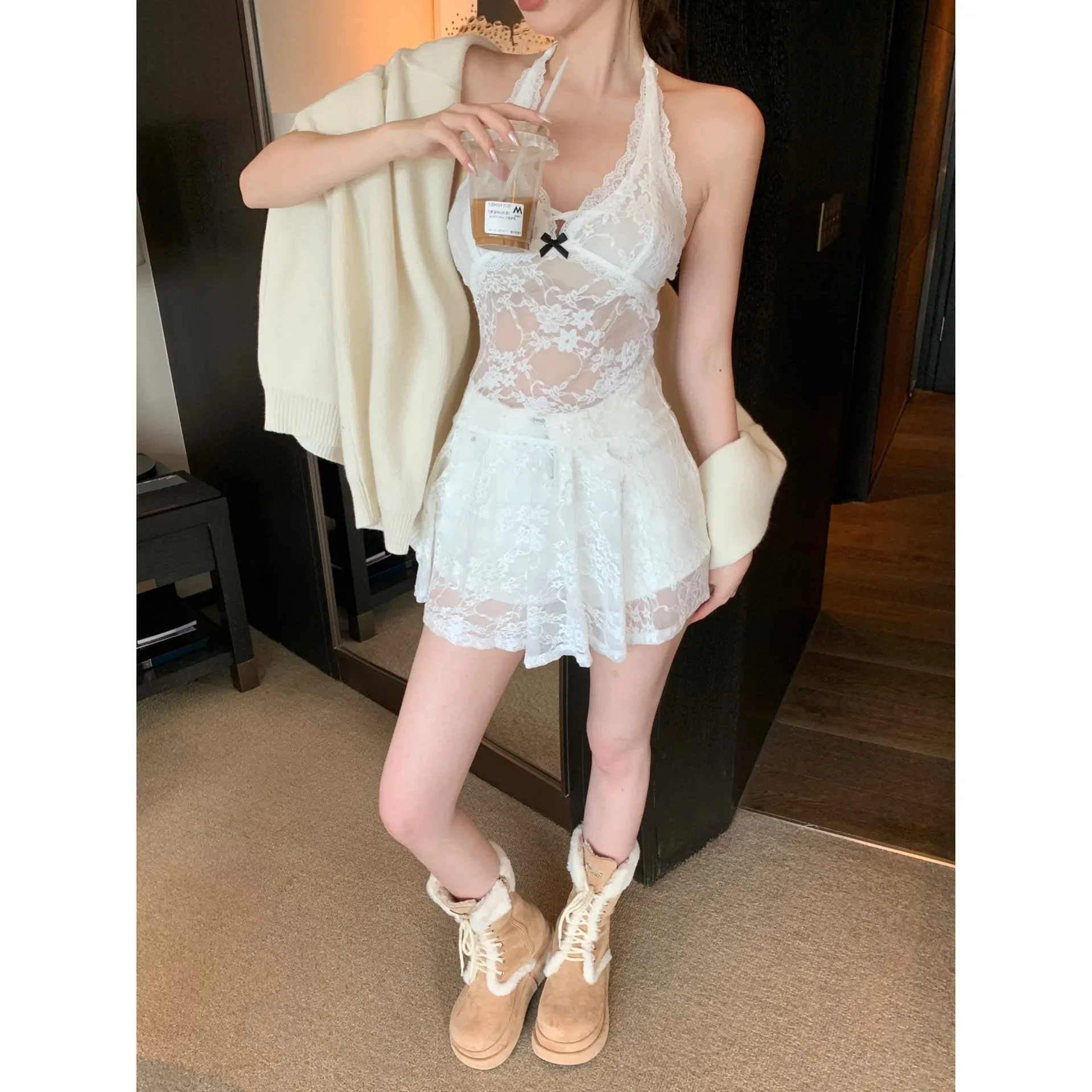 Милое пикантное женское кружевное платье с бретелькой на шее ранняя осень