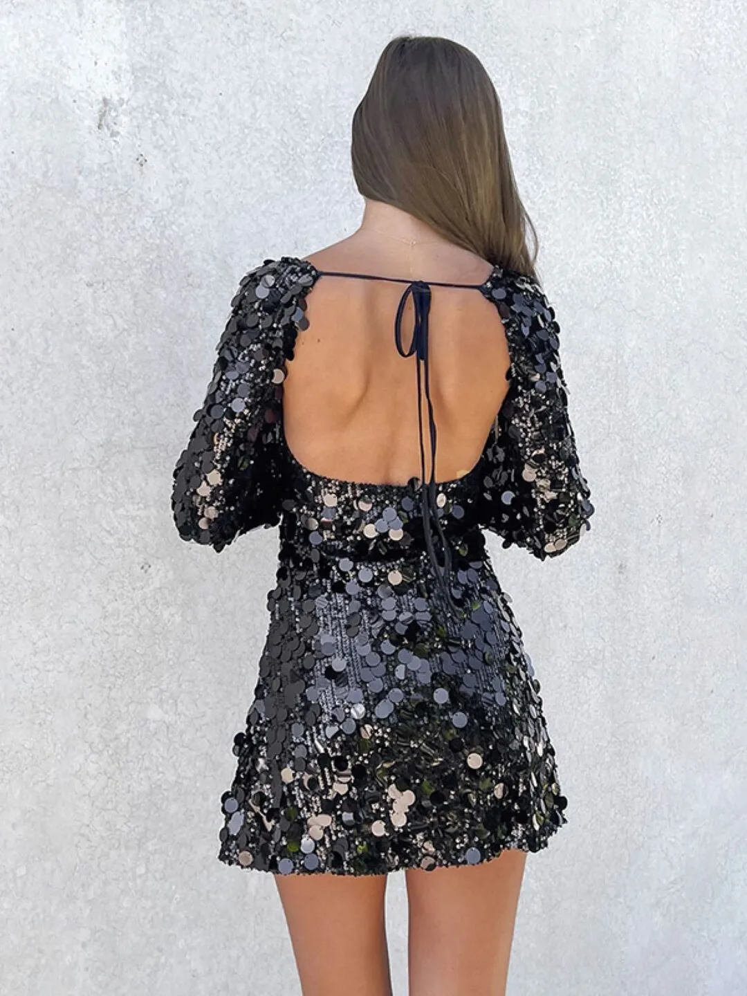 Женское короткое платье с блестками длинным рукавом и открытой спиной