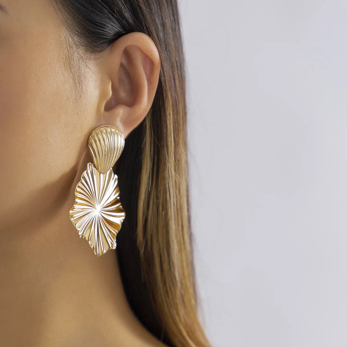 

ASI Fashion Plant Earrings for Women Alloy Lotus Leaf Personality Studs Niche Cold Wind Shell Accessories Ins Creative Jewelry