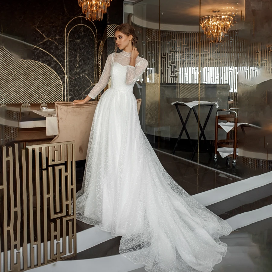 

Красивое блестящее свадебное платье с воротником-стойкой и длинными рукавами