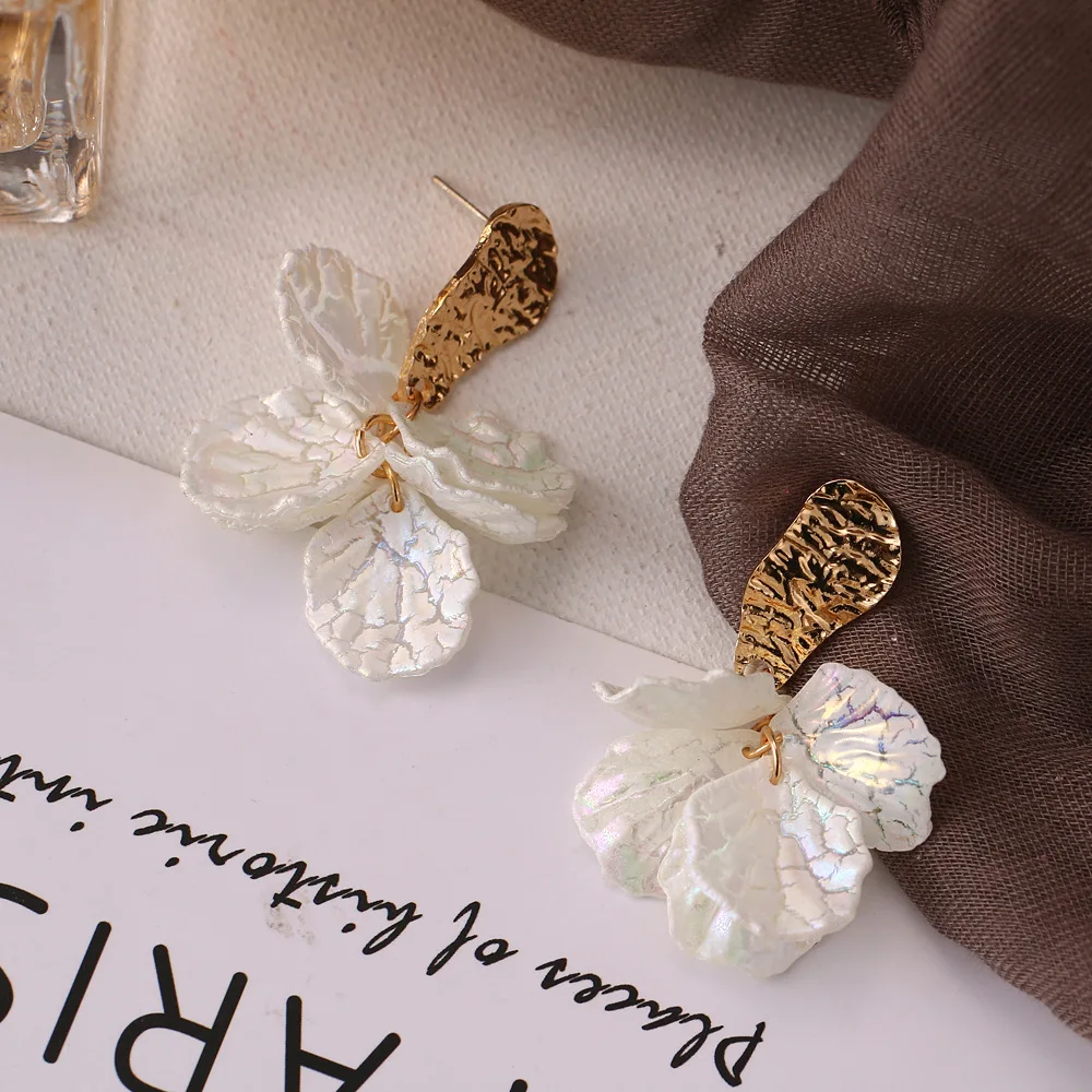 Korean White Flower Petal Drop Earrings for Women Trendy Acrylic Alloy Pendant Earring Fashion Temperament Jewellery