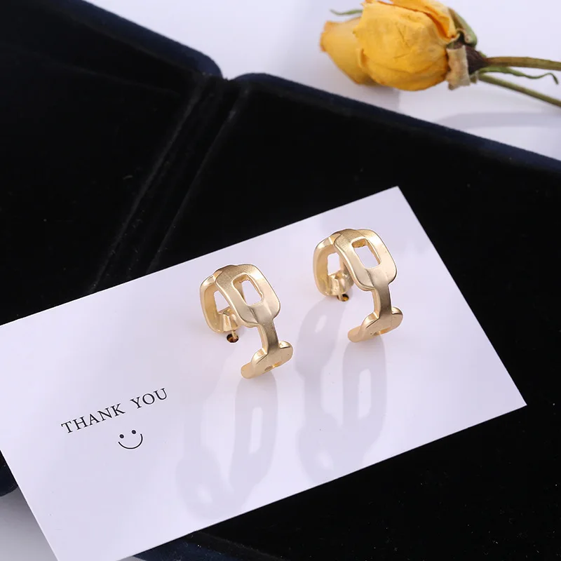 

Fashion Contracted Hollow Hoop Earrings Vintage Gold Color Geometric C Shaped Round Circle Earrings for Women Jewelry Pendientes