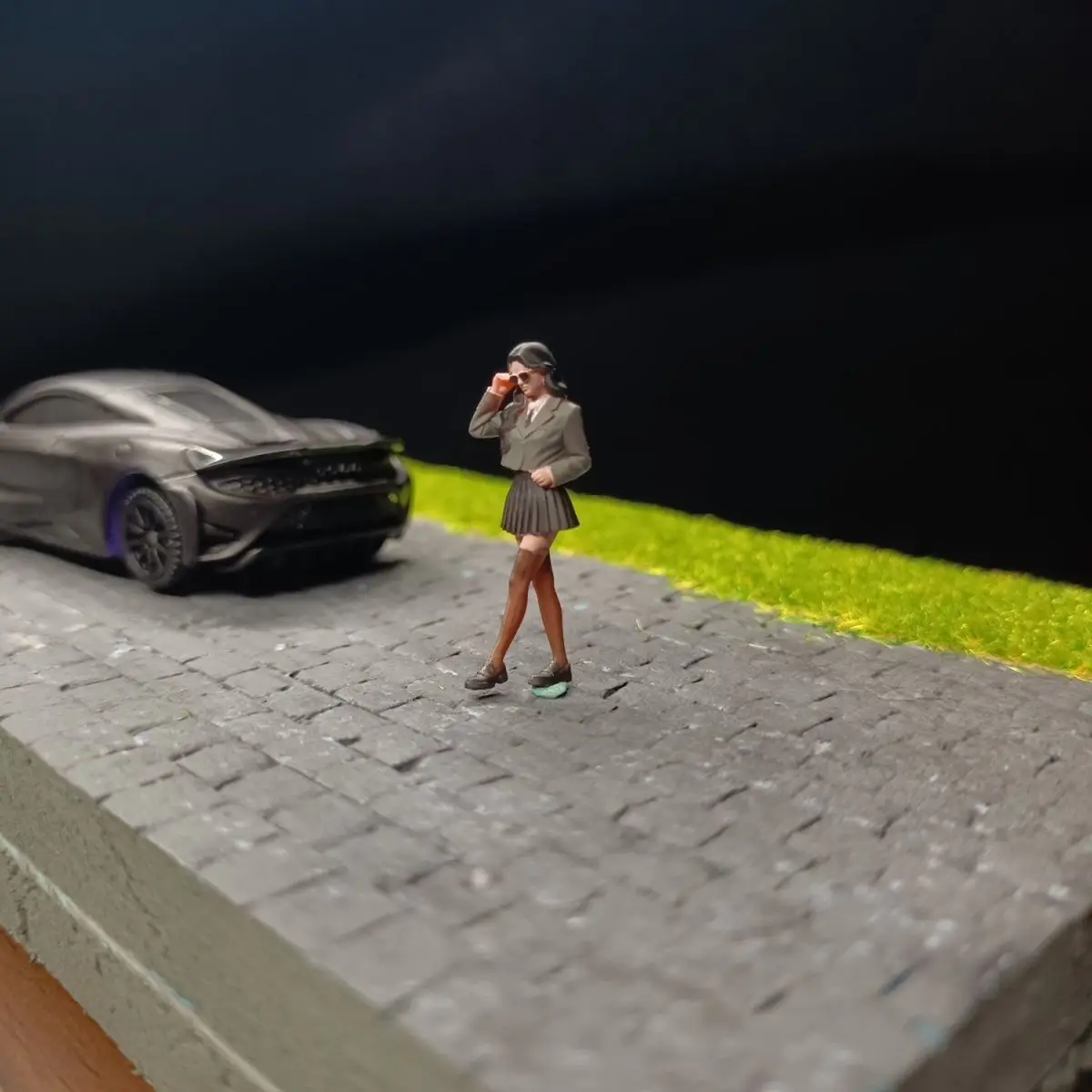 Фото Миниатюрная модель 1:64: Фигурка девочки в чулках для диорамы, реквизит для сцен из смолы №3