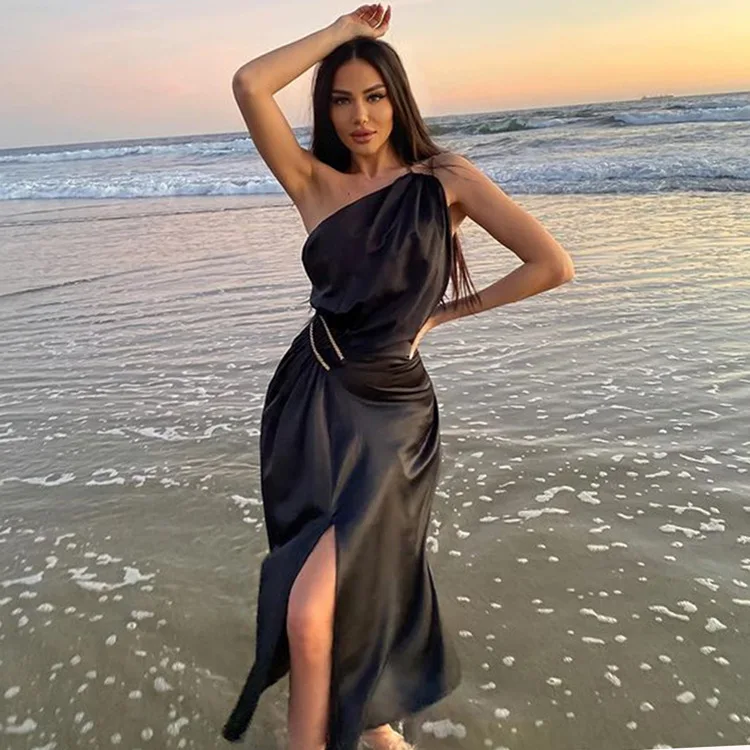 

Женское атласное платье-макси с открытыми плечами и разрезом на спине