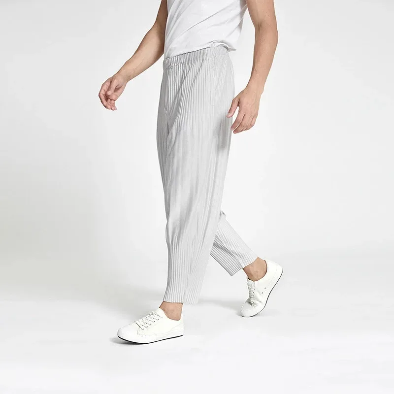 Pantalones plegables Miyake para hombre, pantalones bombachos holgados y cómodos de gran tamaño, estilo de negocios, recortados, novedad de verano de 2022