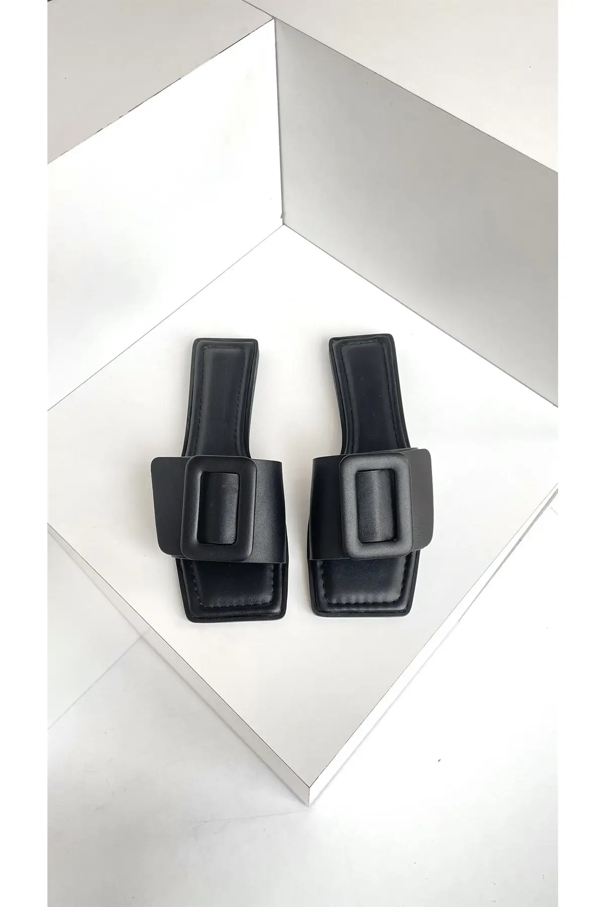 

Women slippers black