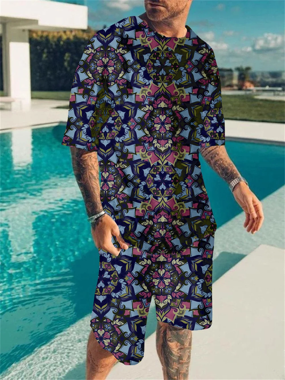 

Костюм мужской летний из футболки и шортов в стиле ретро