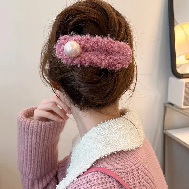 Плюшевая заколка в виде утконоса красная новогодняя для волос с хвостиком