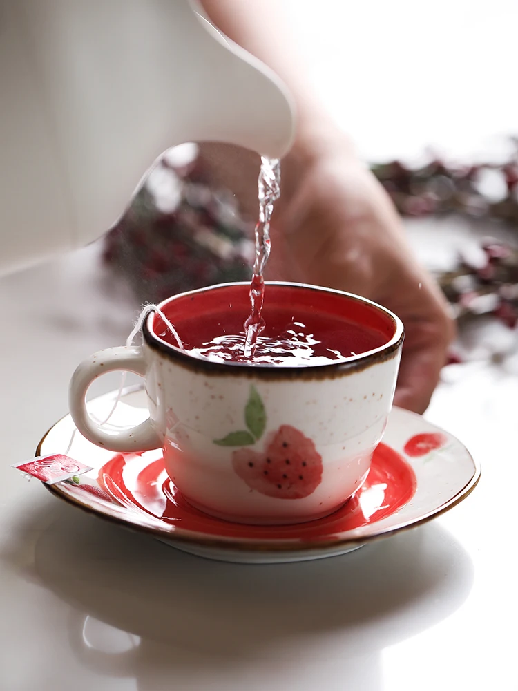 

Ceramic Coffee Cup and Saucer Creative Coffee Tea Cup Set Japanese Vintage Tea Porcelain Strawberry Kubek Home Drinkware