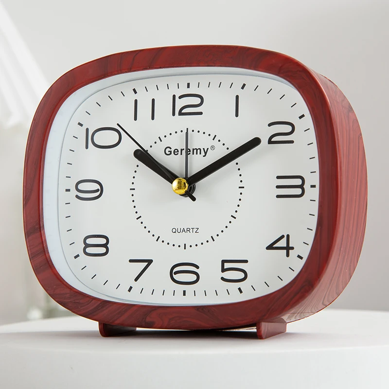 Простой деревянный зернистый прикроватный квадратный будильник для пожилых