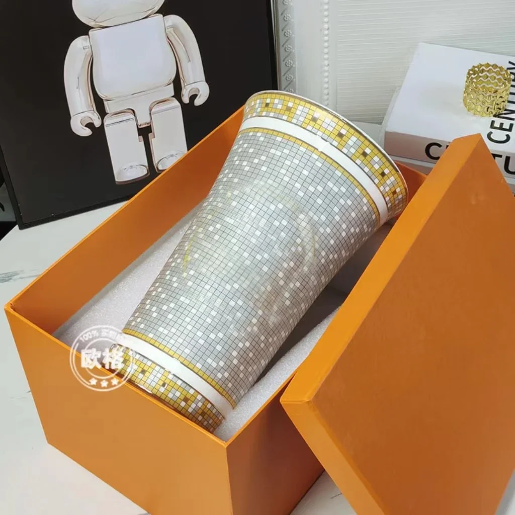 

Керамическая ваза в форме рога