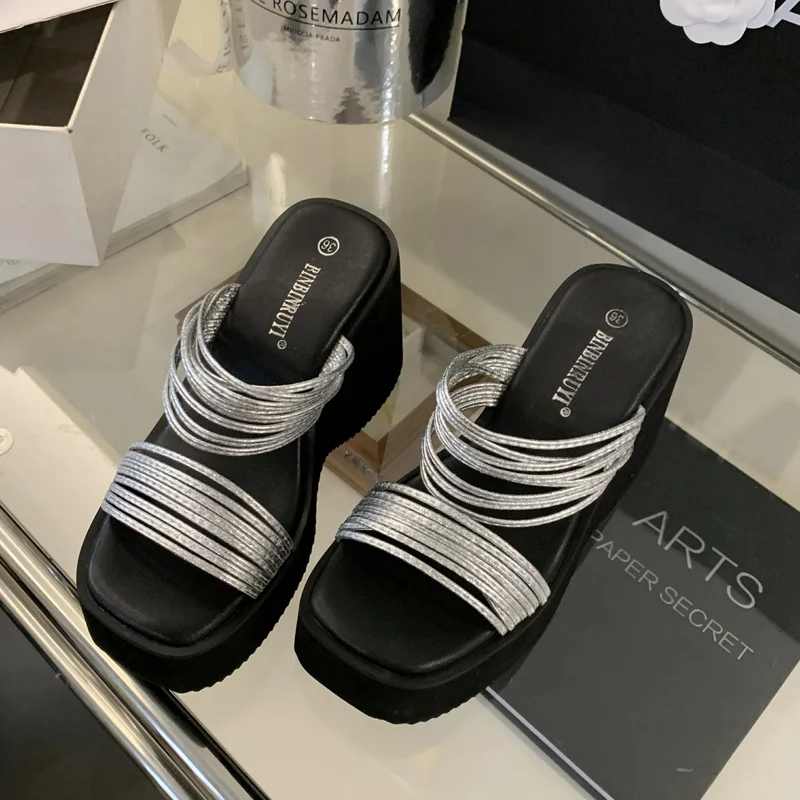 Тапочки на массивном каблуке 10 см серебряные сандалии платформе женские летние