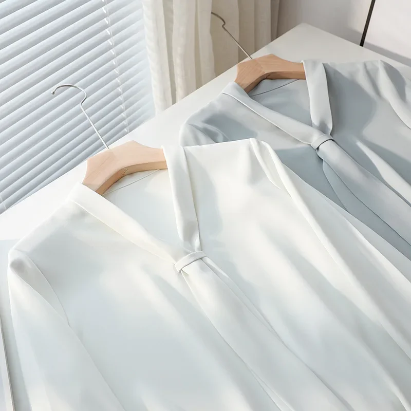 Элегантная женская рубашка с v-образным вырезом и длинными рукавами осенняя