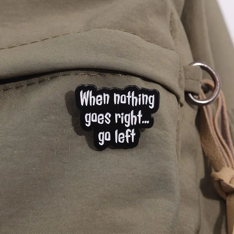 Фото Забавная металлическая брошь When Nothing Goes Right Then Go Left на сумках для одежды, броши с позитивной фразой, булавки в подарок №3