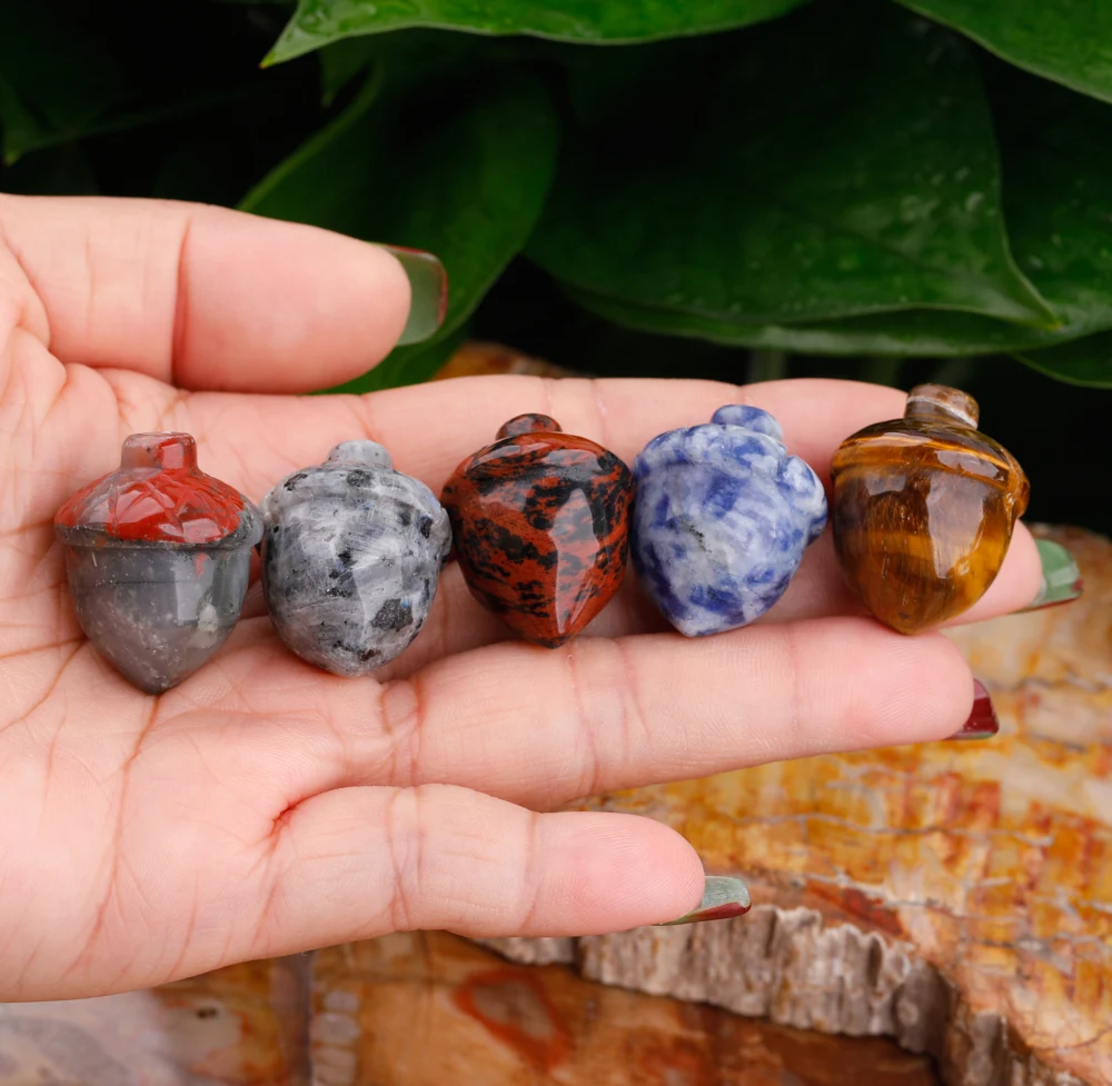 Желудь на удачу. Натюрморт с желудями. Дикий желудь. Берри самоцветов самоцветов. Серьги с минералами.