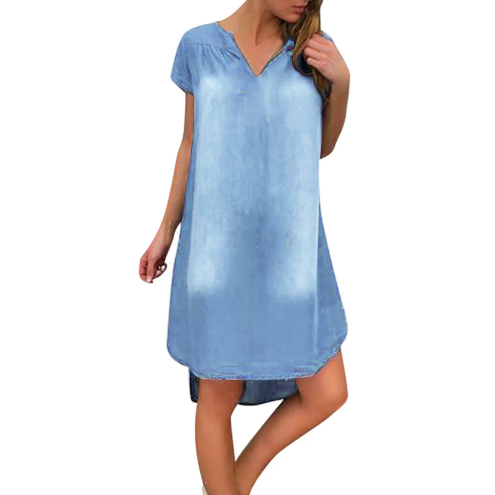 Женское джинсовое платье однобортное свободное до колена с коротким рукавом и