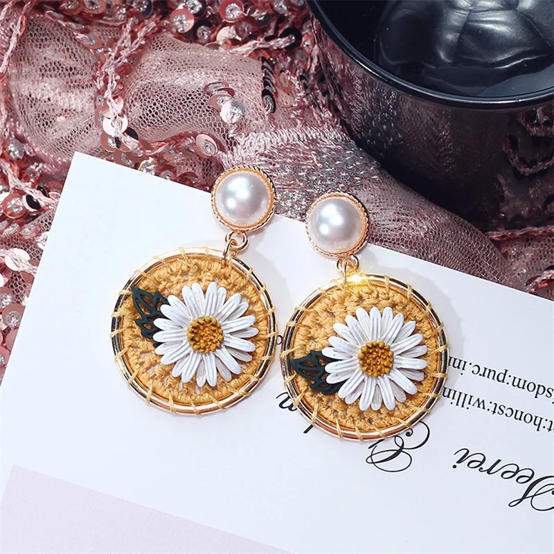 

Han sweet and cute little Daisy Flower Earrings female grass rattan woven Earrings fresh and versatile temperament Earrings