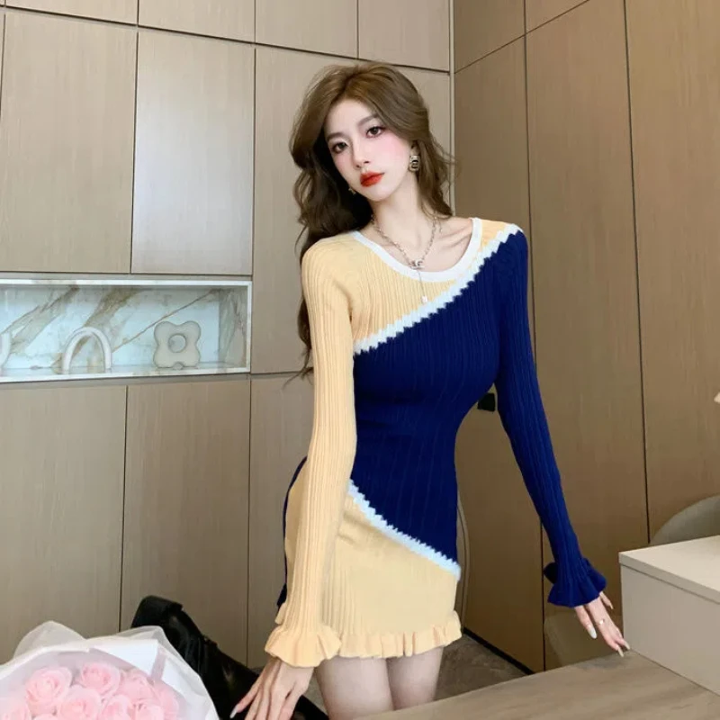 Осеннее трикотажное платье контрастной расцветки с длинными рукавами для