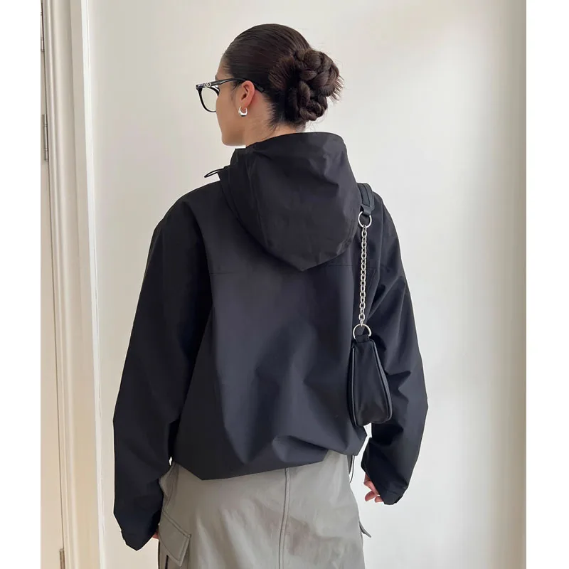 Рисунок 6 - Женская винтажная ветровка с капюшоном