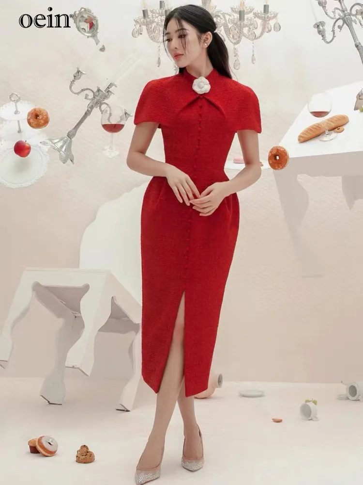 Женское облегающее платье с разрезом