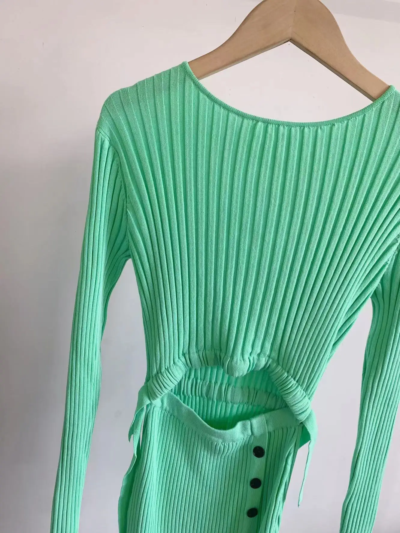 

Женское облегающее однобортное трикотажное длинное платье с вырезами на талии