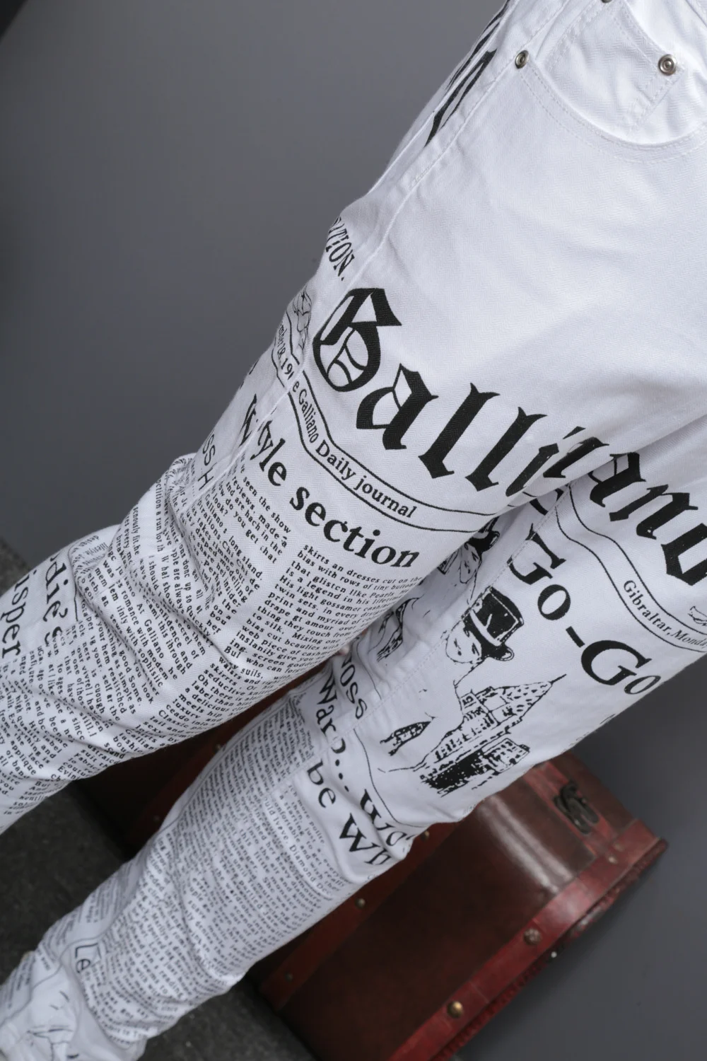 Мужские джинсы с принтом газет повседневные облегающие уличная одежда 2019 |