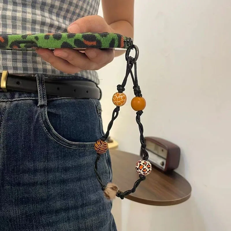 Цепочка для мобильного телефона разноцветные бусины из бисера черная кожаная