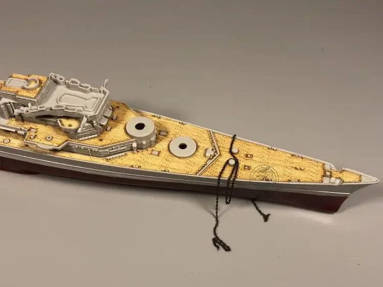 CY 700022 Деревянная колода 1/700 с якорной цепью и трубачкой 05766