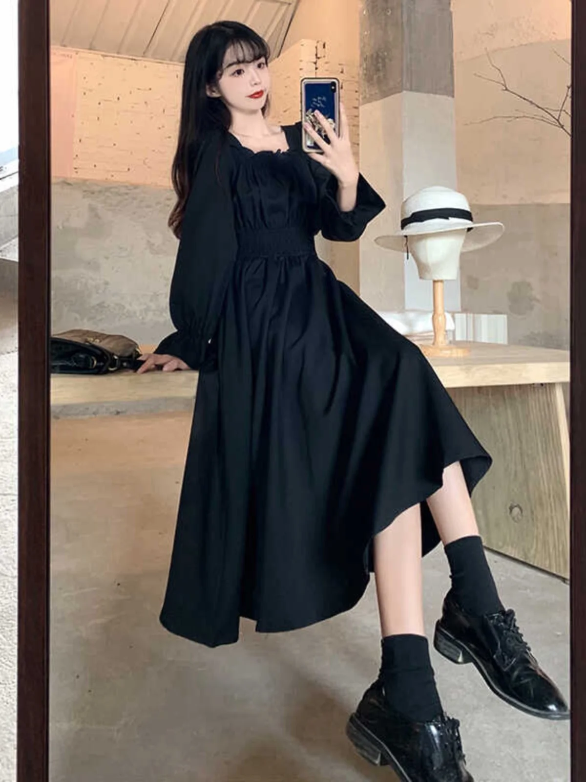 Черное платье с французским квадратным воротником осень 2024 Новое поступление