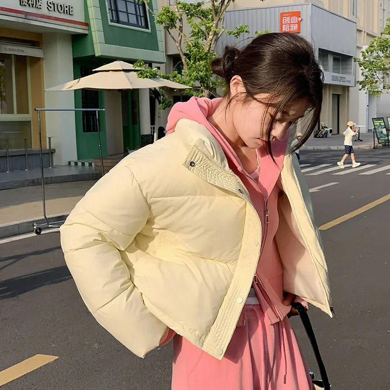 Укороченная женская куртка с воротником-стойкой и хлопковой подкладкой