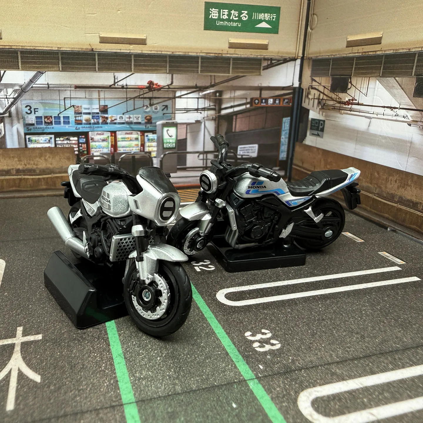Фото Коллекционная модель мотоцикла Tomy Diecast из сплава, Honda CB1000F, ретро, масштабная, для взрослых коллекционеров, украшение для рабочего стола №3