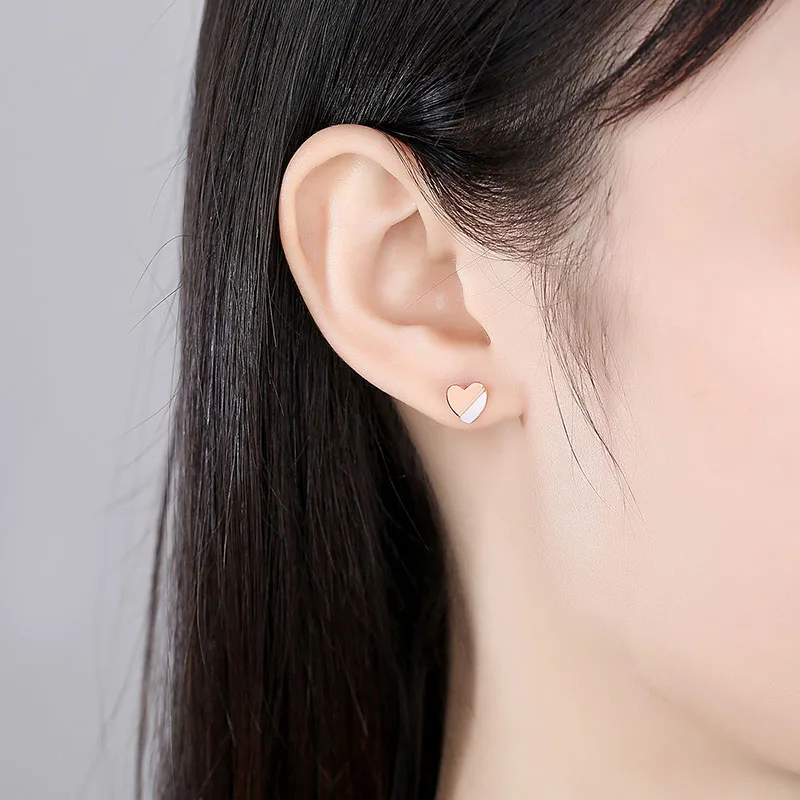 Серьги-гвоздики женские из серебра 925 пробы с сердечками и покрытием 18-каратного