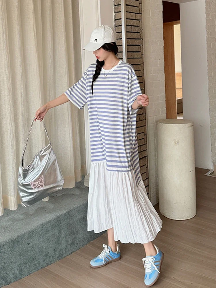 Женское длинное платье в полоску свободное белое составного кроя с коротким