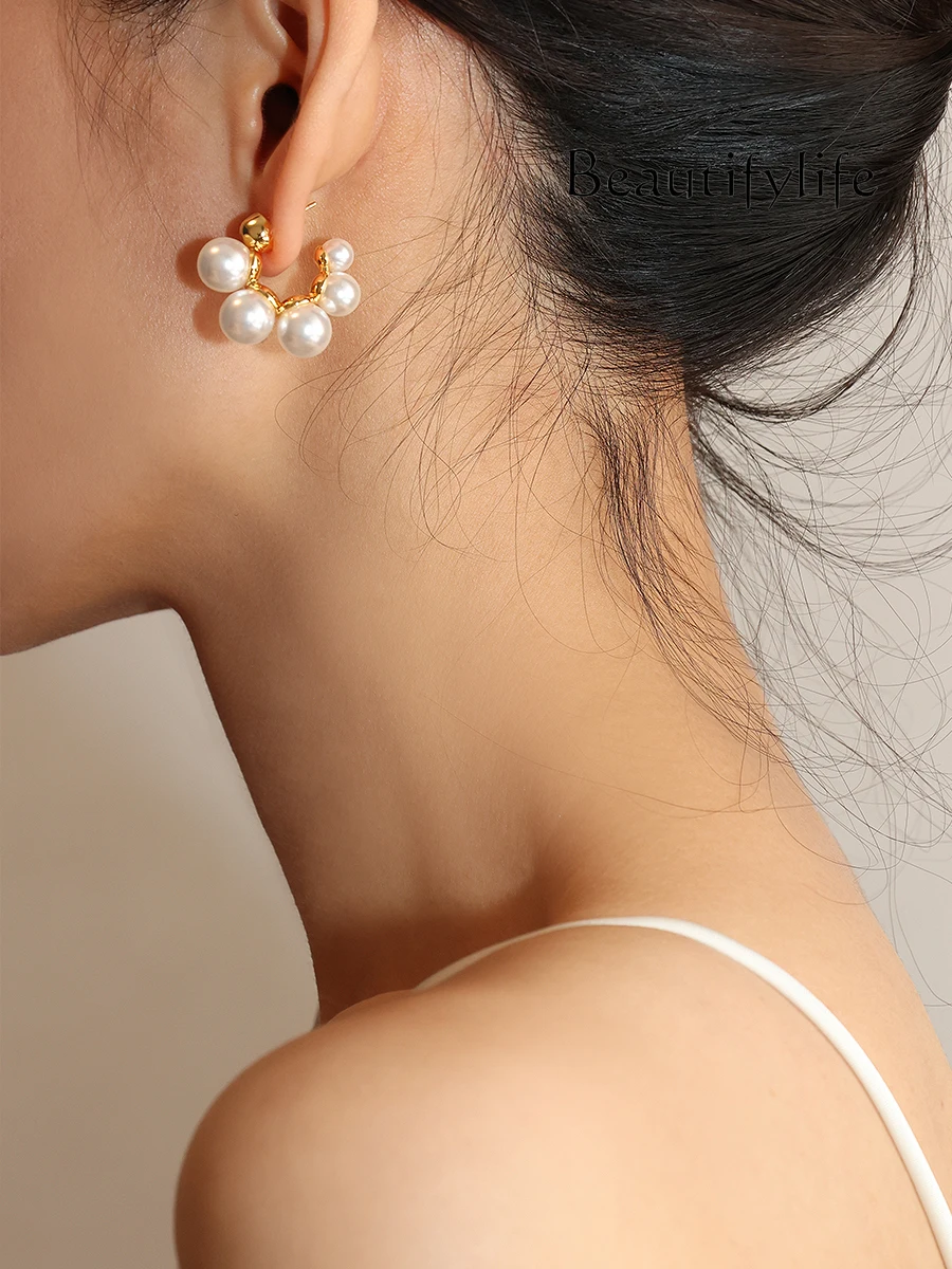 Нежные и современные серьги-гвоздики с жемчугом Сваровски простые