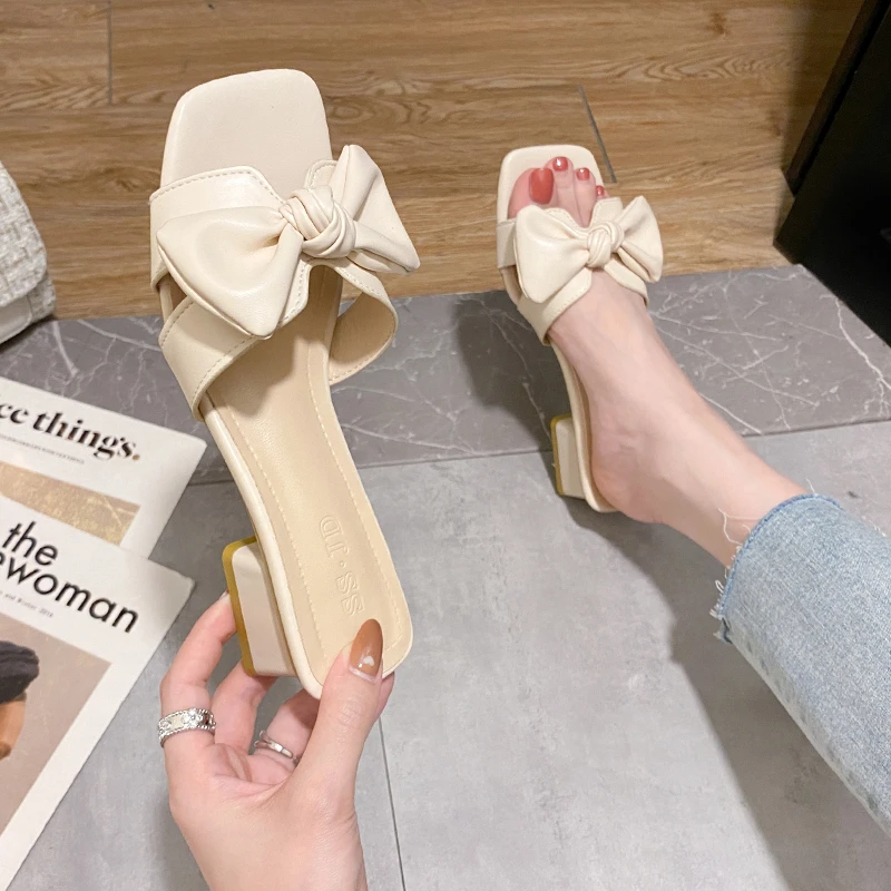 

Женские тапочки, Новинка лета 2022, однотонные модные удобные нескользящие шлепанцы с открытым носком и бантом на квадратном каблуке, европей...