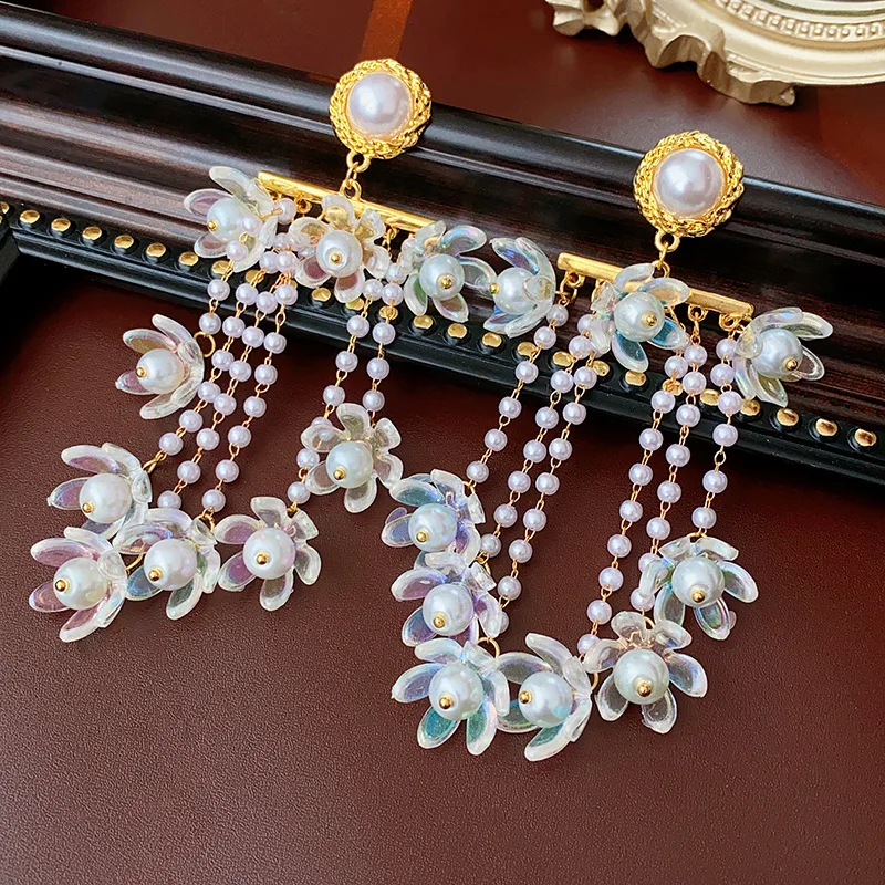 

Длинные женские серьги с кисточками в виде цветов