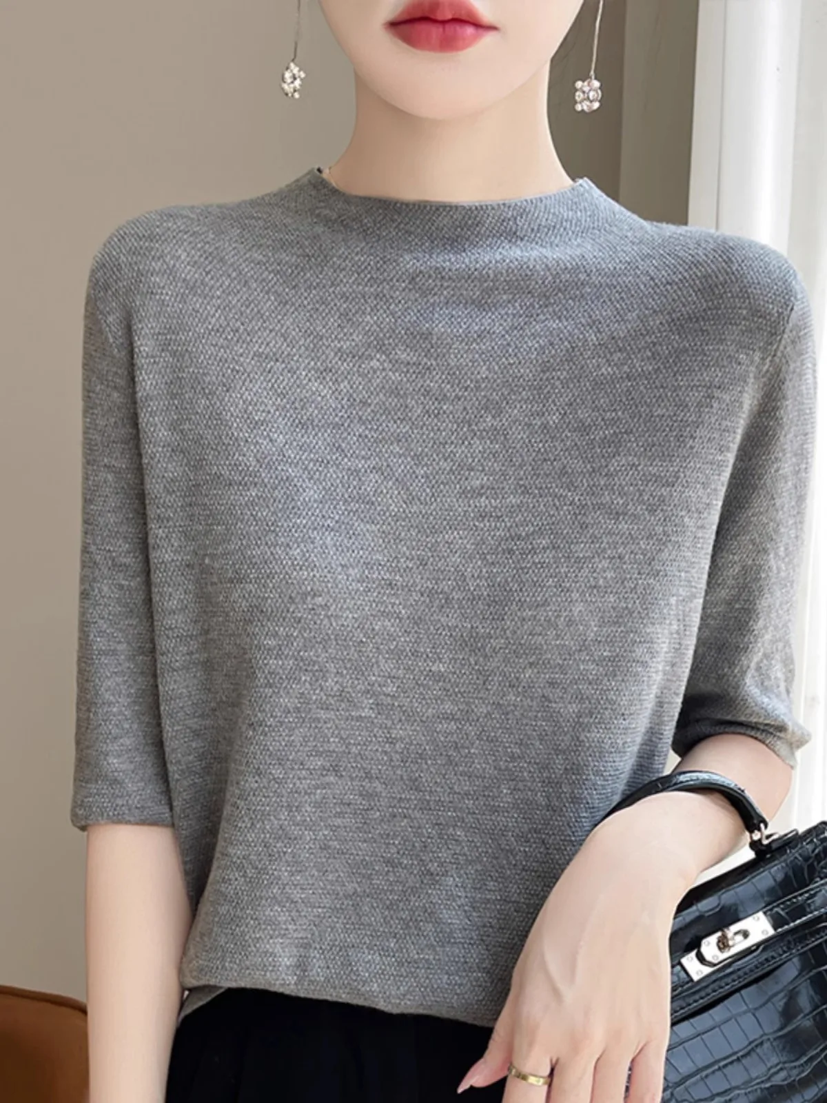 Женская трикотажная футболка с коротким рукавом и воротником-стойкой