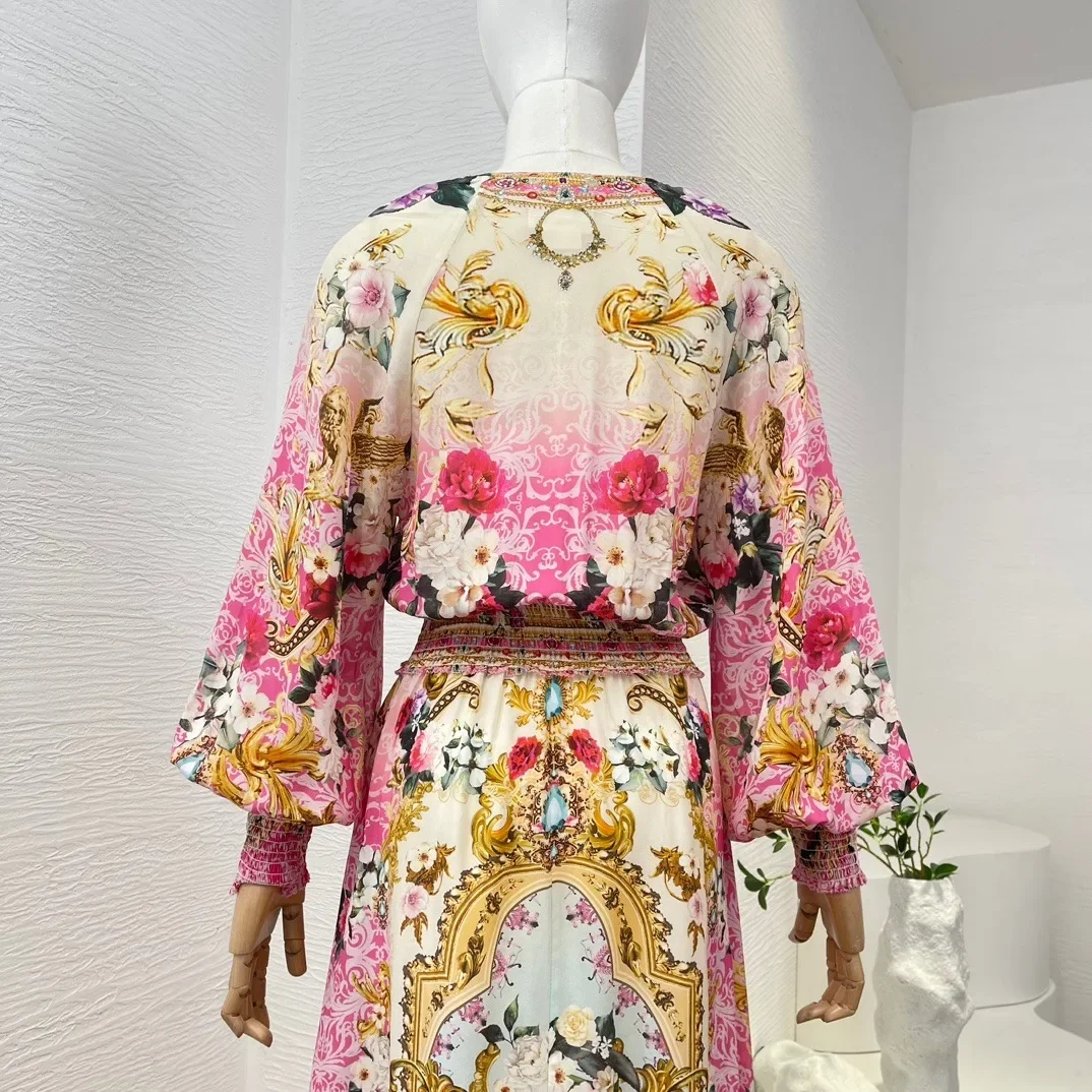 Женское платье с цветочным принтом розовое средней длины V-образным вырезом и