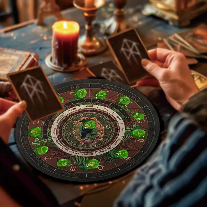 Набор из зеленых рунистых камней страдающих ведьмами зеленый рунины с тканевым