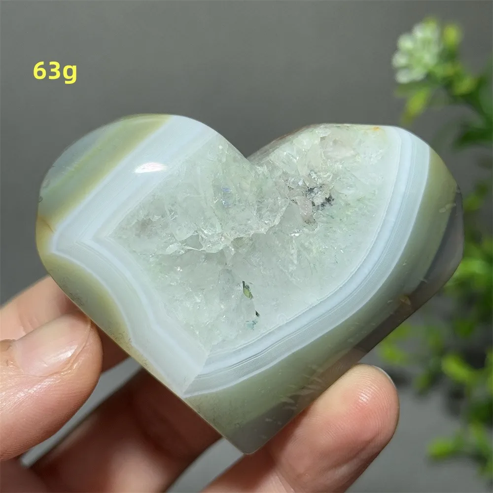 Зеленый агат в форме сердца