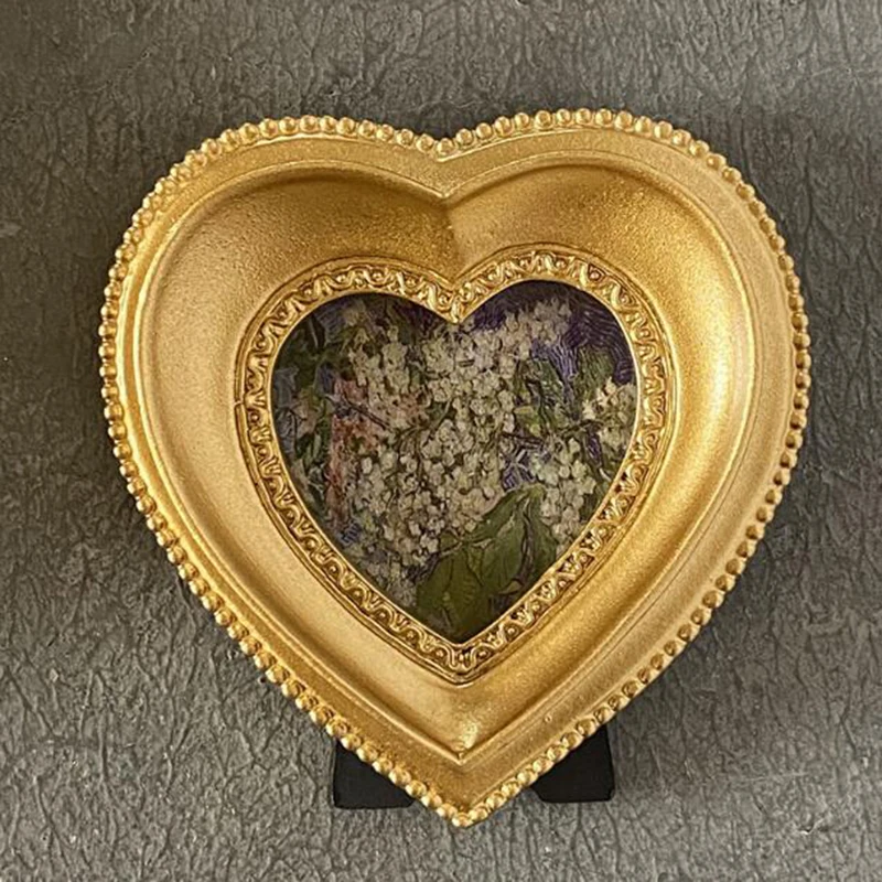 

Золотая рамочка для фото в форме сердца