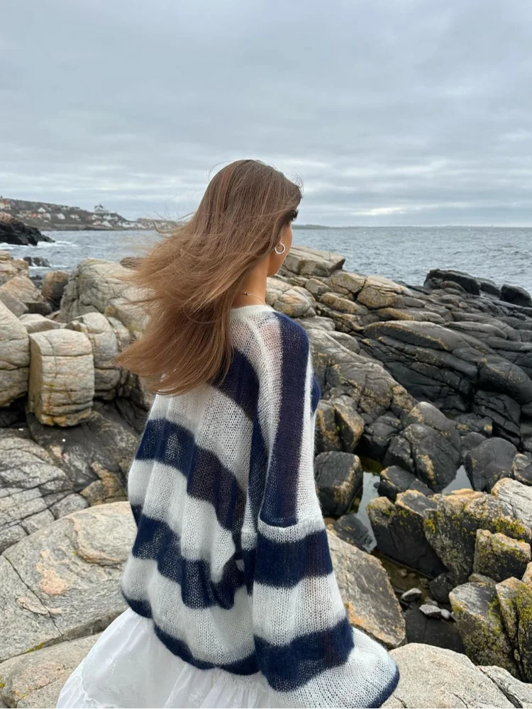 Женский трикотажный кардиган в контрастную полоску с V-образным вырезом и