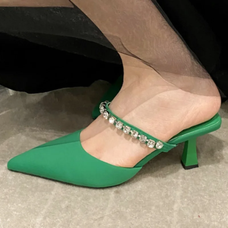 

Женские туфли-лодочки на тонком высоком каблуке, с острым носком