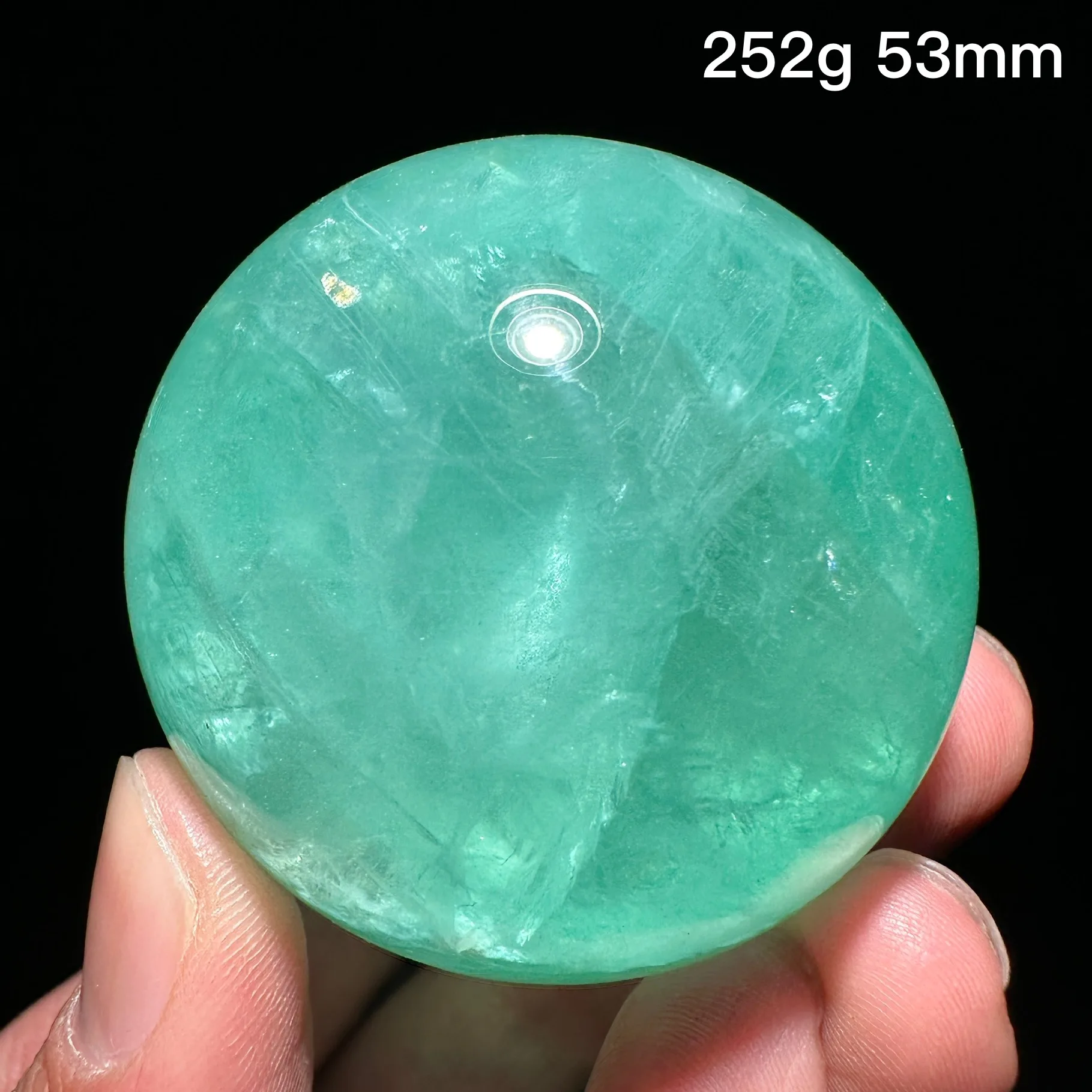 Зеленый флюоритовый шар из кристалла