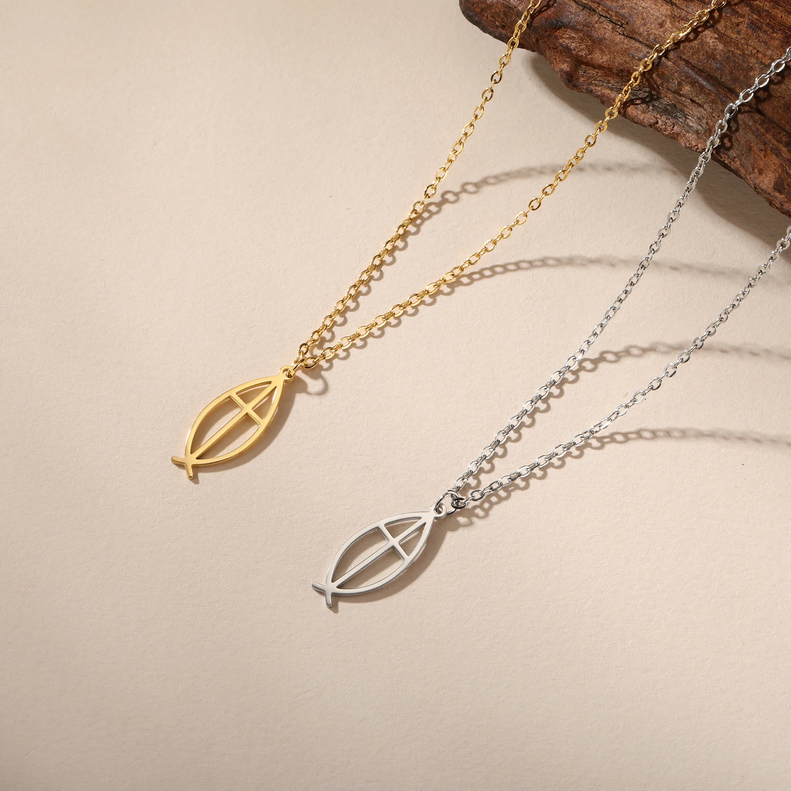 Unift Ожерелье женское из нержавеющей стали с крестом Иисуса и рыбками Крест в