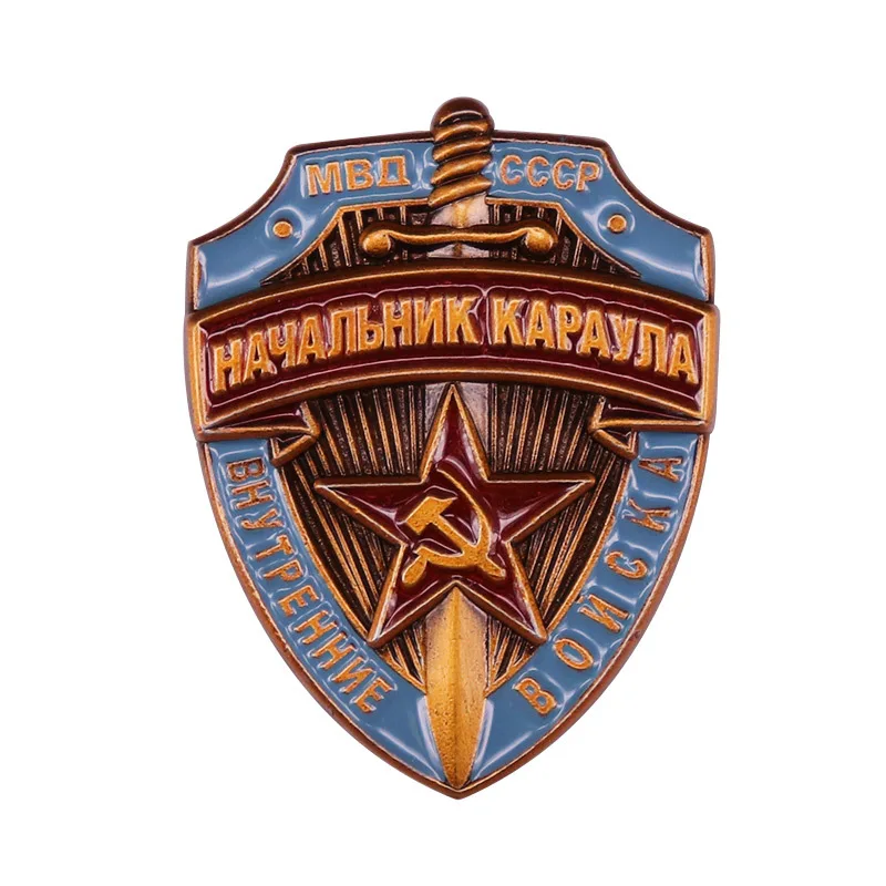 

Брошь-значок в виде шефа Советской Армии