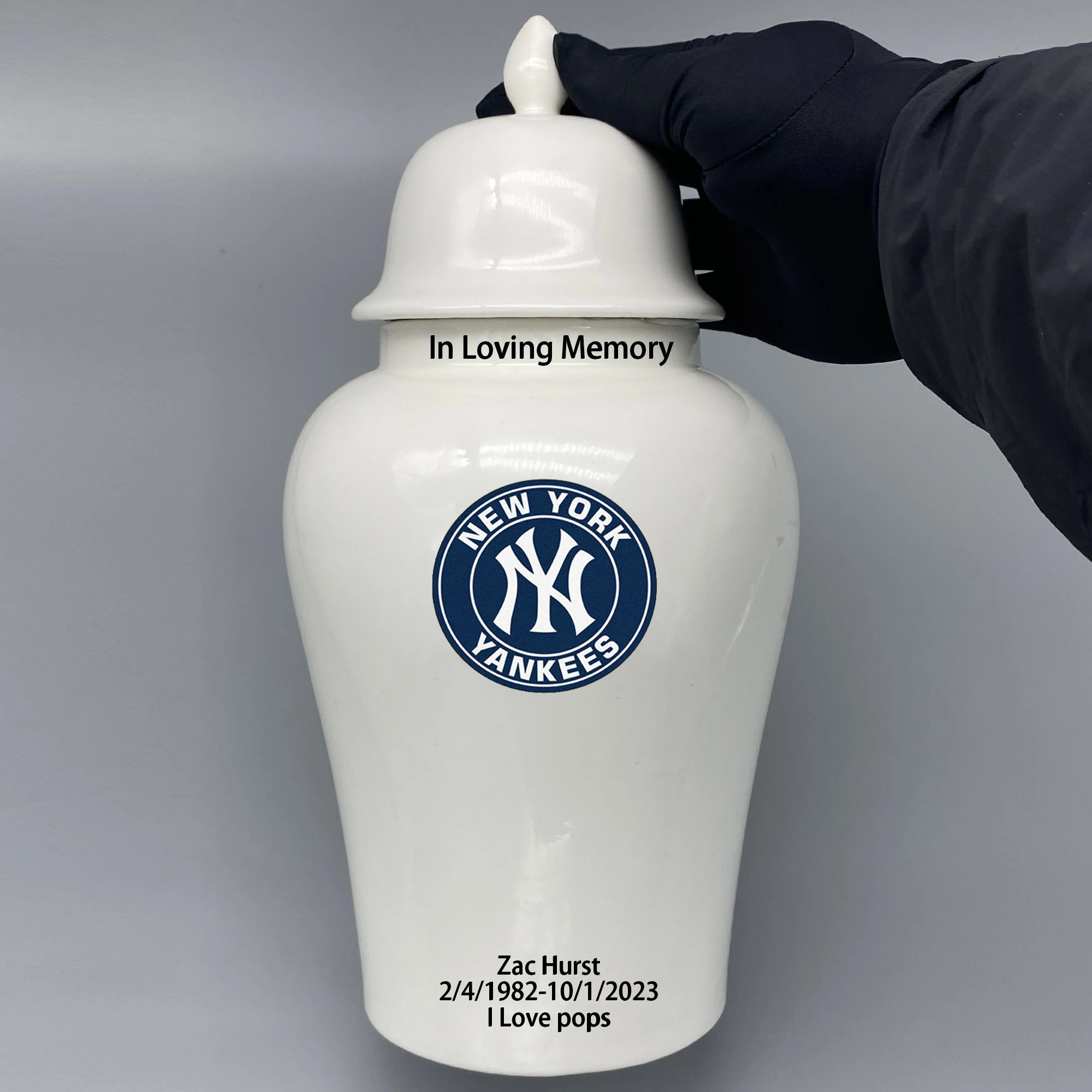 Большая урна для логотипа New York Yankees. Пожалуйста пришлите мне информацию по