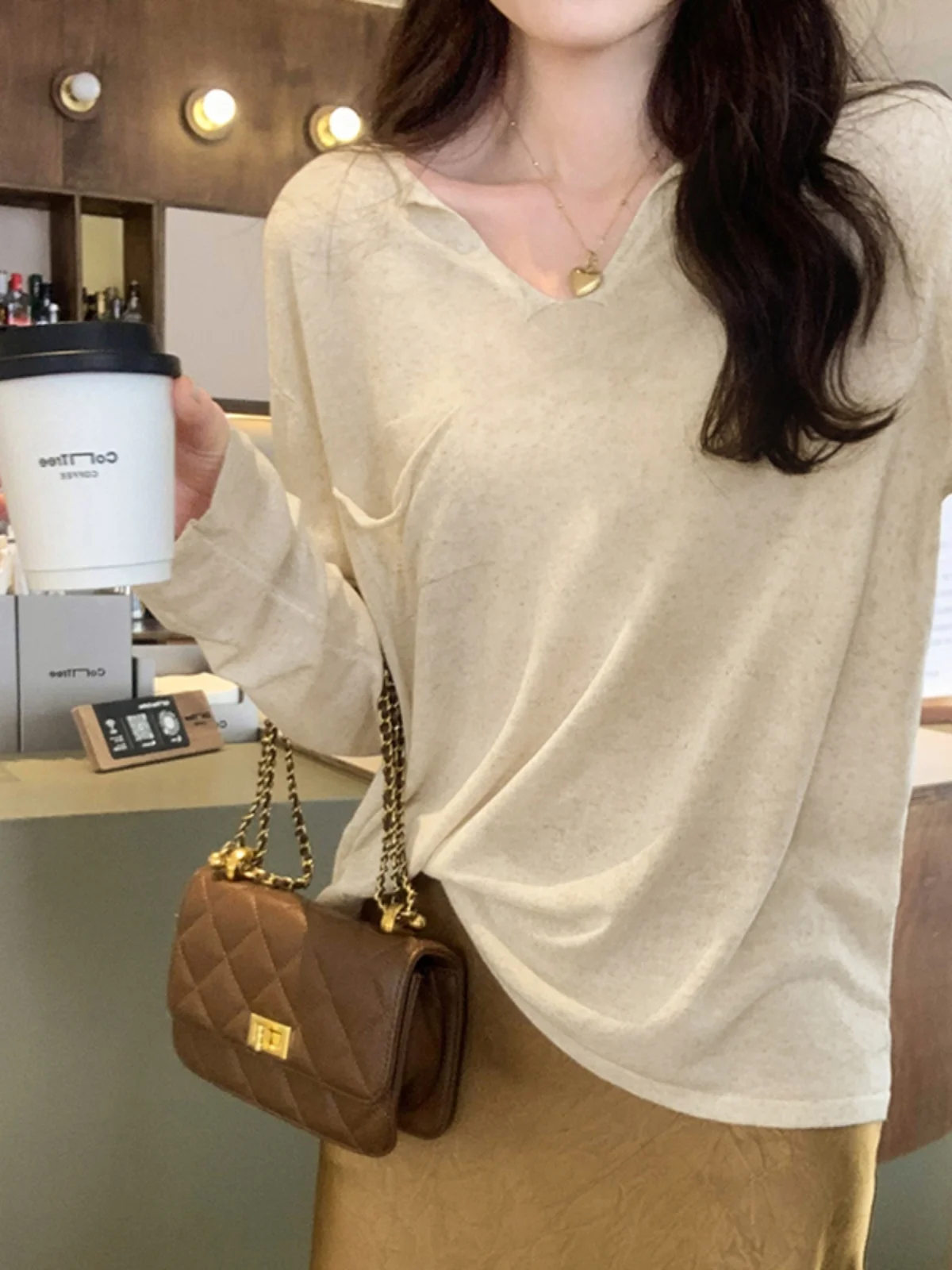 Женская рубашка с v-образным вырезом и длинными рукавами весна 2024 новые